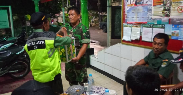 Suasana pemberian bingkisan di Makoramil 03/GP