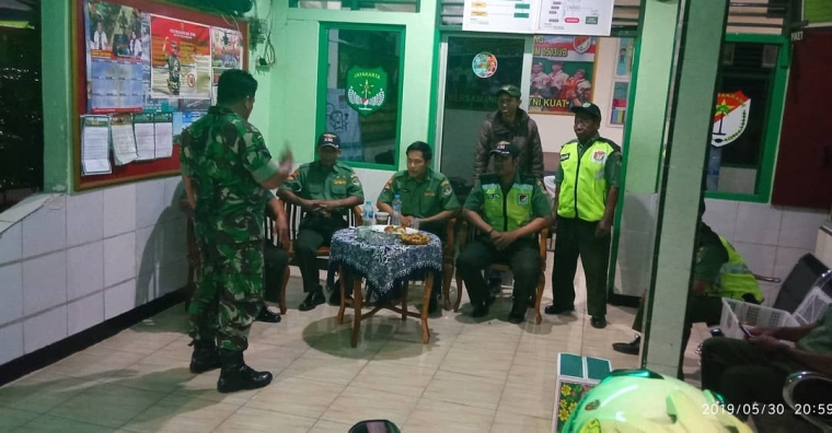 Arahan Babinsa Serda Sigit kepada Mitra Jaya