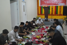 Ketua BEM Politeknik Kutaraja, Hasbi tampak menikmati acara buka puasa bersama dengan sivitas akademika Politeknik Kutaraja dan beberapa BEM se-Kota Banda Aceh dan Aceh Besar di aula kampus setempat, Sabtu, 18/05/2019 | foto: Saiful Bahgia 