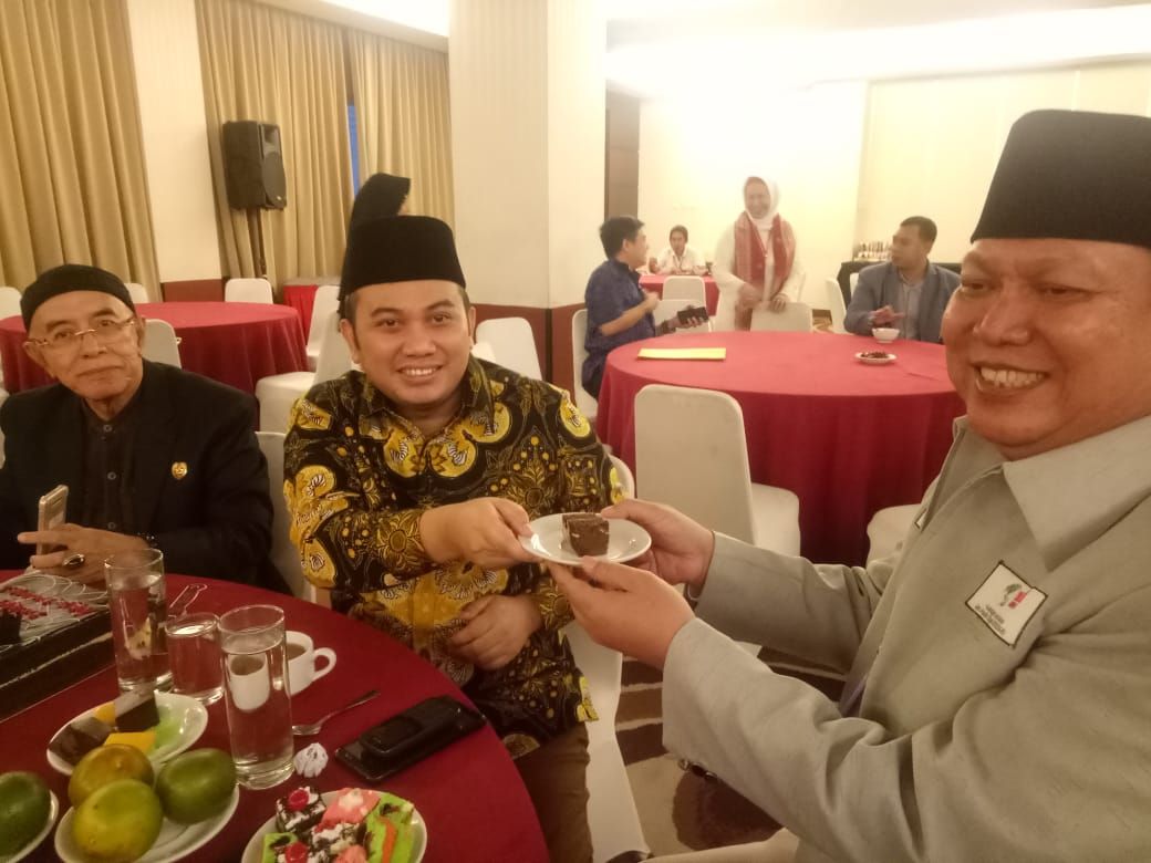 Ketua Dewan Pimpinan Nasional (DPN) Landas Indonesiaku Kaspudin Nor, SH, M.Si memberikan kue ulang tahun kepada Dewan Pakar Landas Indonesiaku Prof. Dr. Bambang Saputra, SH, MH yang berulang tahun ke-38/Foto: Dok: Landas Indonesiaku