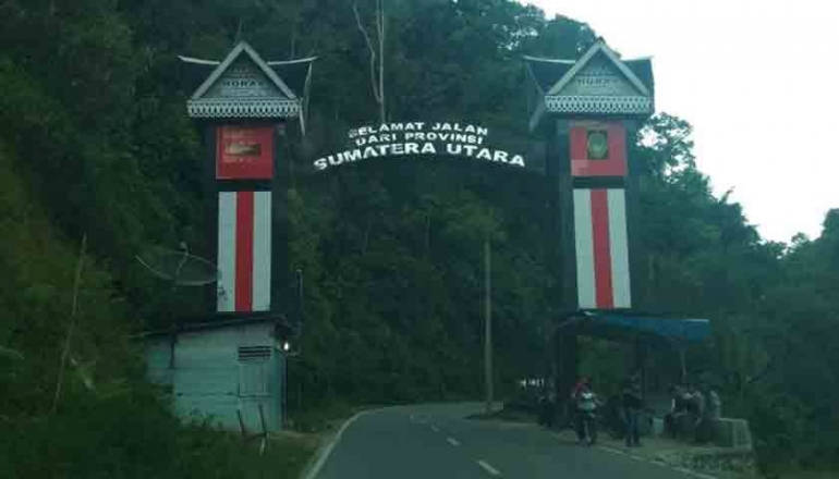 Perbatasan Sumatera Utara-Sumatera Barat. foto: dokumen pribadi