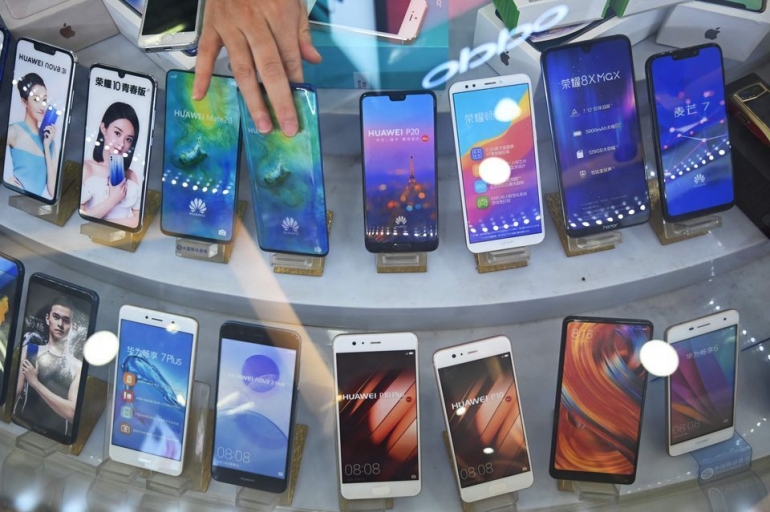2020, Huawei diprediksi akan menguasai pasar ponsel pintar melewati Samsung dengan trend pertumbuhan penjualannya yang meningkat pesat dan positif. sumber : the boston globe