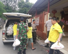 Ketua Umum YSN Djong Hermanto turun langsung membantu pembagian paket Lebaran YSN yang akan didistribusikan ke masyarakat/Foto: YSN