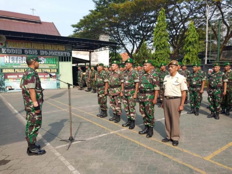 Dandim 0815 Saat Pimpin Apel Pemberangkat Cuti Lebaran (Pendim 0815 Mjk)