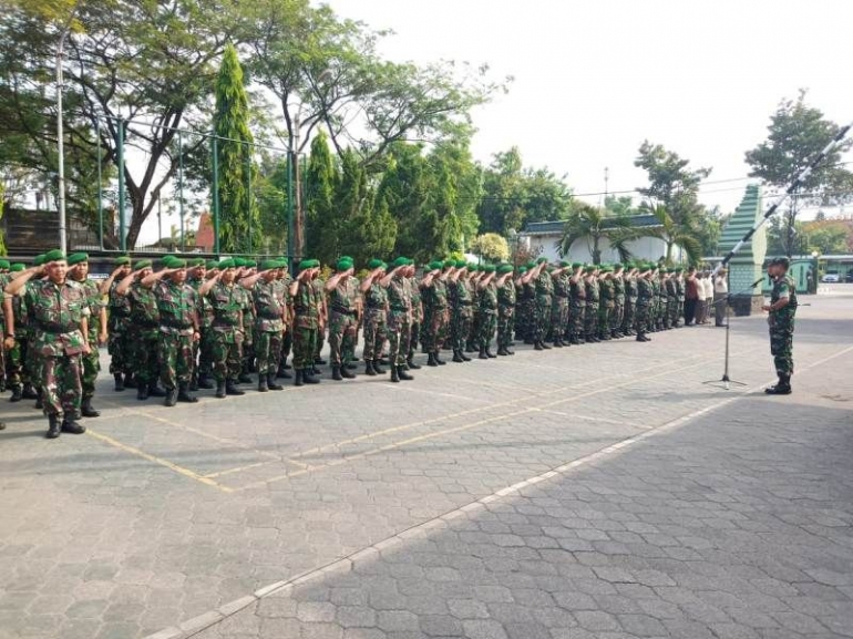 Dandim 0815 Saat Pimpin Apel Pemberangkatan Cuti Lebaran (Pendim 0815 Mjk)