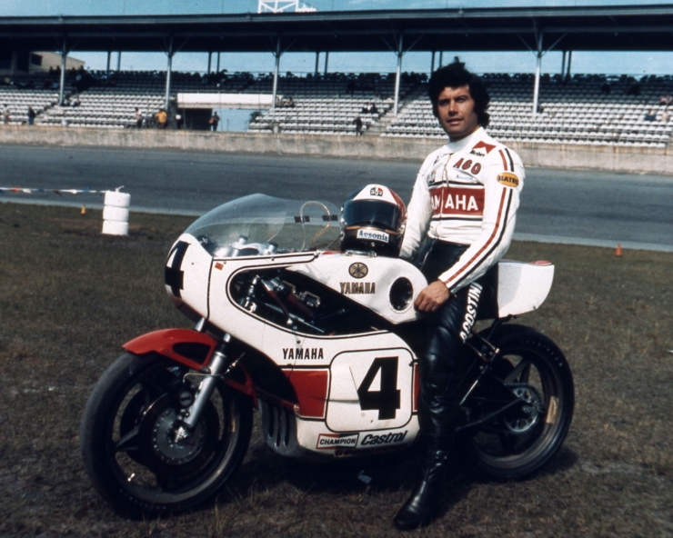 Legenda hidup motograndprix, Giacomo Agostini saat menjadi pebalap Yamaha. Ago menempati urutan teratas Rider of All Times dengan 15 kali juara dunia dan 122 kemenangan untuk seluruh kelas yang pernah diikutinya. Ago berkiprah dari tahun 1964 hingga 1977 di kelas 250cc, 350cc dan 500cc | Foto esquire.com