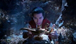 Aladdin mengambil lampu ajaib (Sumber: Disney Pictures)
