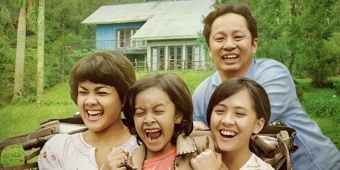 Film Keluarga Cemara yang ditayangkan perdana di layar televisi pada libur lebaran 2019, merupaan film adaptasi buku karangan penulis Arswendo Atmowiloto pada tahun 1980-an. (sumber gambar: Visinemapictures)