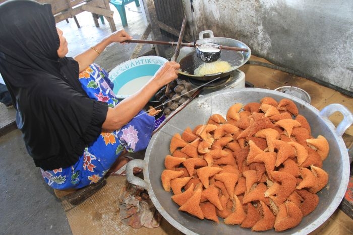Seorang warga membuat kue Keukarah atau kue kering khas tradisional Aceh di salah satu tempat pembuatan kue kering usaha rumahan, di Desa Langgung, Kecamatan Meureubo, Aceh Barat, Aceh. Sumber: medanbisnisdaily.com