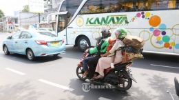 Pemudik menggunakan sepeda motor melintas di Jalan Daan Mogot, Jakarta, Kamis (21/6/2018) | WARTA KOTA/WARTA KOTA/Nur Ichsan