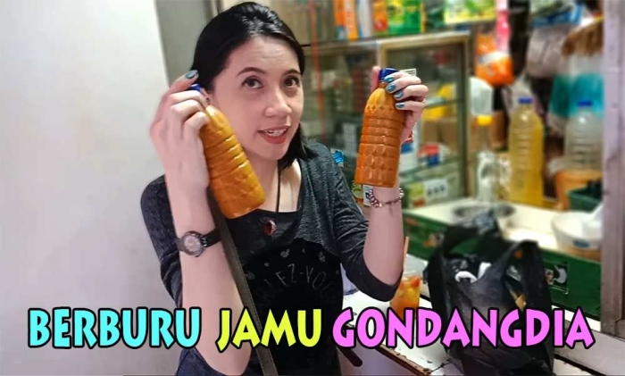 Lisa Moningka, dengan jamu kunyit yang dibelinya di Pasar Jaya Gondangdia. (Foto Ganendra)