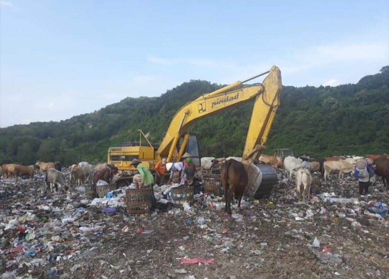 Ilustrasi: Open Dumping di TPA Piyungan Bantul, DIY. Semua TPA di Indonesia masih Open Dumping, melanggar Pasal 44 UU. No. 18 Tahun 2008 Tentang Pengelolaan Sampah. Sumber: Pribadi