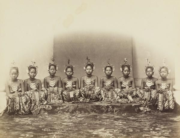 Danseressen van de sultan te Jogjakarta (KITLV, circa 1863)