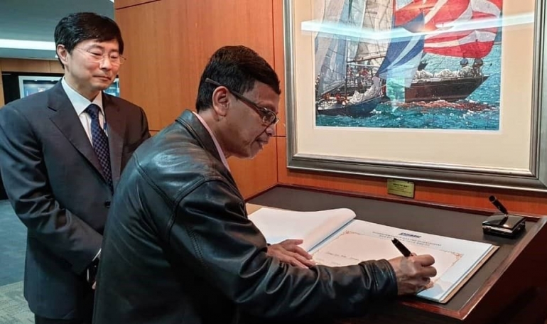 Bapak Teguh Supriyadi, assisten deputi sekretaris kabinet memberikan kesan & pesan di dampingi oleh direktur marketing offshore DSME, Yong-Seok Joe.