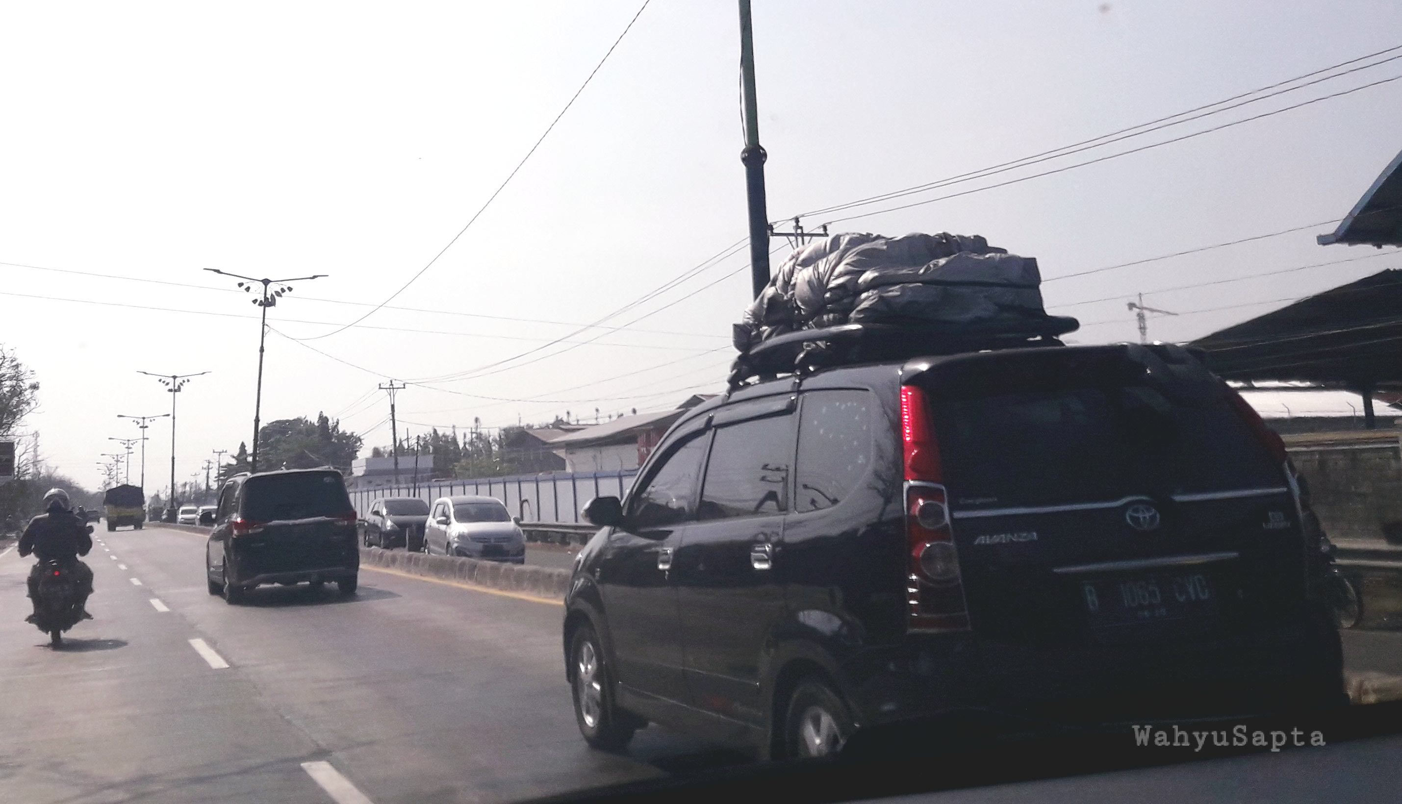 Ketika mudik saat menjelang lebaran, nuansanya berbeda. Akan lebih banyak menemui kendaraan dengan plat nomor luar kota. Juga mobil dengan bawaan di atas sebagai ganti bagasi. Lokasi: jalur pantura sebelah timur. (Foto: dok. Wahyu Sapta).