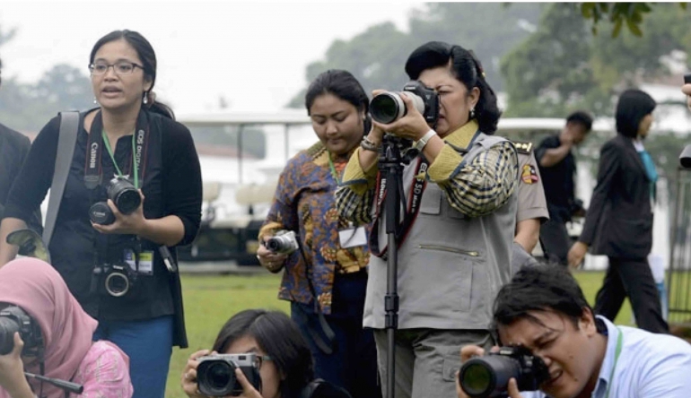 Ani Yudhoyono dalam suatu acara fotografi bersama Fotografer Fotografer di Istana Bogor (ANTARA)