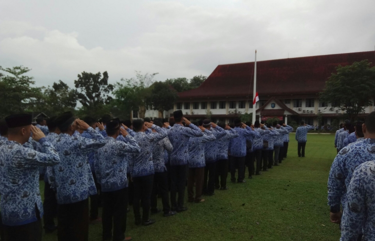 Upacara bendera hari lahir Pancasila di halaman kantor Bupati Bangka (dokpri) 