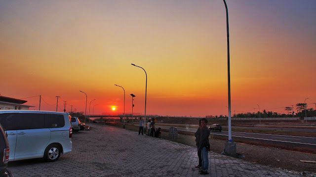 sunset di rest area tol Cipali | sumber: http://gogonugroho.blogspot.com