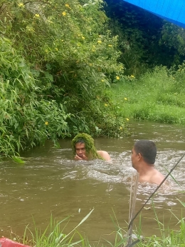 keceriaan mandi di sungai bersama bapa-bapa di sungai desa Talimbaru (dokpri)