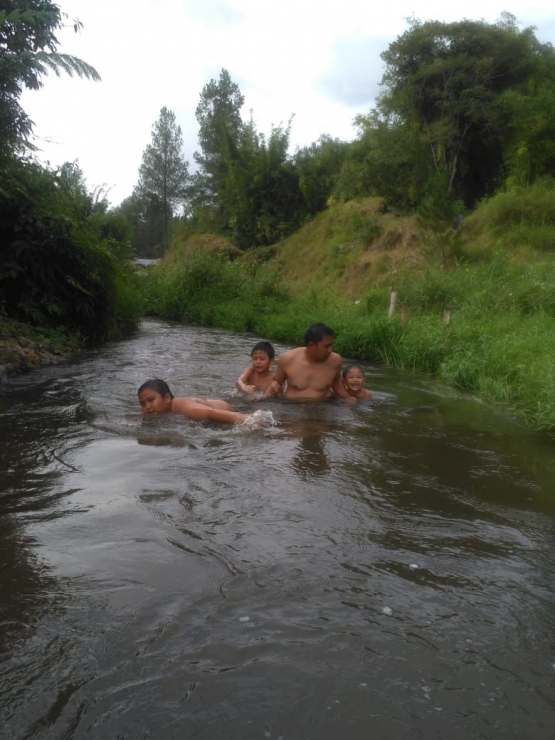 mandi di sungai bersama anak-anak di desa Talimbaru (dokpri)