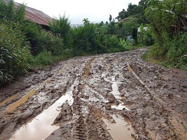 Jalan becek berkubang menyulirkan Muhlis saat mudik. (dokpri)