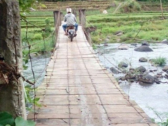 Jembatan gantung selebar 1 meter di Dusun Pattallassang, Desa Tabbinjai, Kecamatan Tombolo Pao, Kabupaten Gowa. (dokpri)