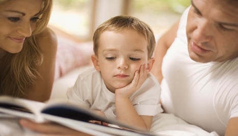 Anak sedang membaca buku dengan orangtua (Sumber ilustrasi: vix.com)