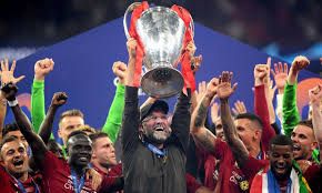 Manajer Liverpool, Jurgen Klopp sebagai mengangkat trofi Liga Champions / Sumber: liverpoolfc.com