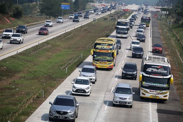 Kendaraan pemudik dari arah Jakarta melewati jalan tol jakarta-cikampek di Cikampek, Jawa Barat, Minggu (2/6/2019). Sistem satu arah atau one way mulai diterapkan di jalan tol Jakarta-Cikampek hingga tol Batang-Semarang di Jawa Tengah pada H-6 Lebaran 2019, Kamis (30/5). | Kompas.com/Garry Lotulung