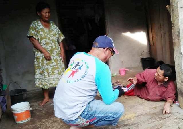 Samsudin yang lumpuh bisu kegirangan dapat sarung plus peci (foto: dok pri)