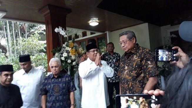 Prabowo Subianto datang ke Cikeas menyampaikan belasungkawa atas wafatnya istri SBY, Ani Yudhoyono (Suara.com/Novian Ardiansyah)