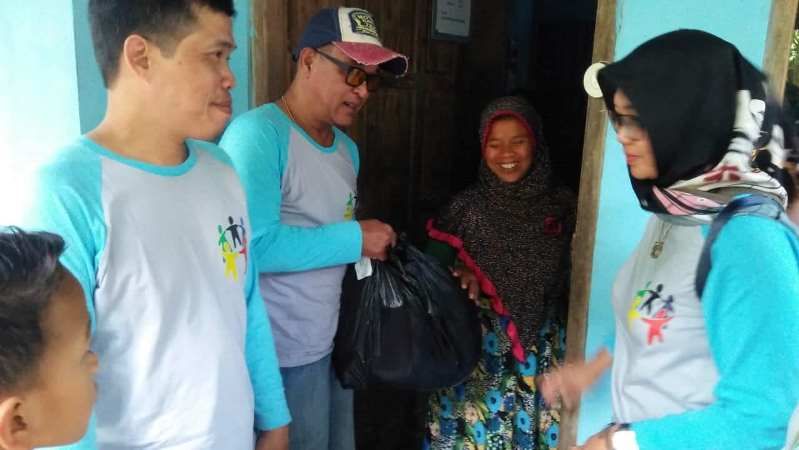 Senyum Siti yang tuna netra mengembang menerima bingkisan (foto: dok pri)