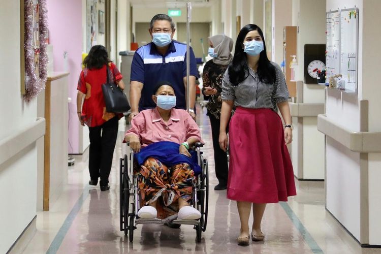 Ibu Ani Yudhoyono, istri Presiden keenam RI Susilo Bambang Yudhoyono, untuk pertama kali keluar dari ruangan perawatan di National Universtiy Hospital Singapura, setelah sekitar tiga bulan dirawat intensif.(Anung Anindito)