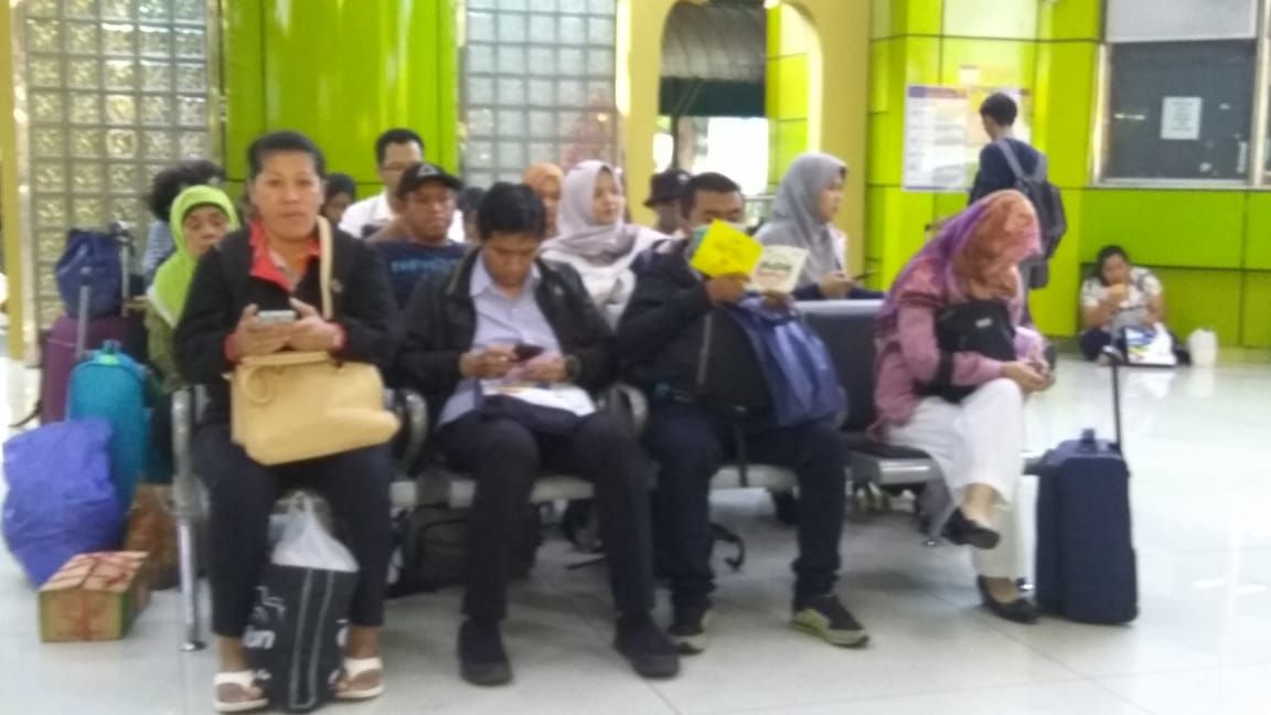 Mudik kemanapun, jauh ataupun dekat, saat ini tak lengkap jika tidak membawa ponsel pintar yang telah terinstal sejumlah aplikasi yang akan mempermudah aktivitas liburan dan membuat liburan menjadi lebih menyenangkan. (dok.windhu)