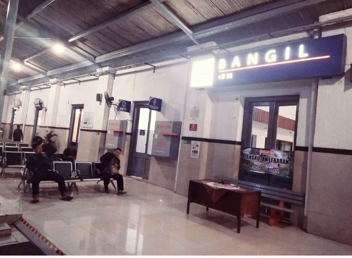 Sudut stasiun Bangil waktu malam, Anis Hidayatie (doc.pri)