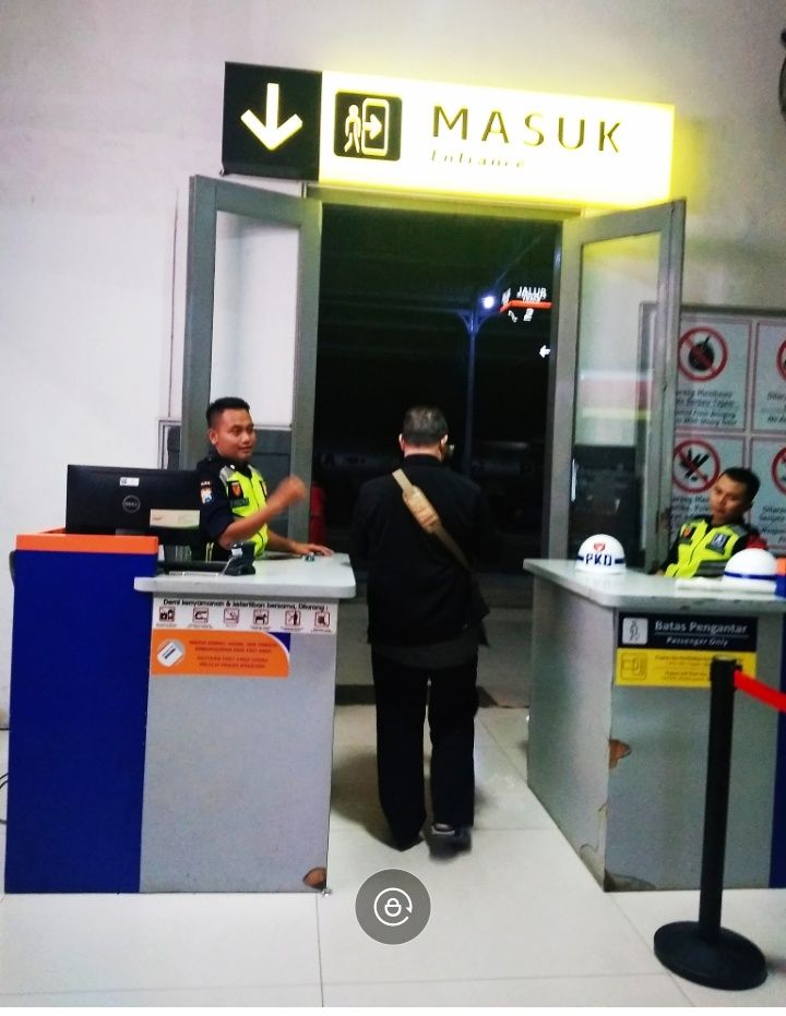 Petugas memeriksa KTP dan tiket di pintu masuk, sumber: dokpri