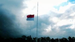 Bendera merah putih nampak mentok setengah tiang saat upacara apel memperingati hari lahir Pancasila di Ende pada 1 Juni 2019 (Foto: Ian Bala/Vox NTT)