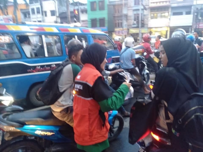 Relawan Berbagi Takjil di Simpang Kampus USU Medan (dok. Relindo Sumut 17/5/19)