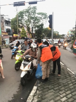 Aksi Relawan Berbagi Takjil di Simpang Kampus USU Medan (dok. Relindo Sumut 13/5/19)