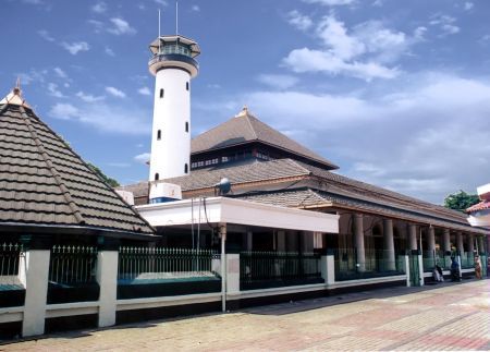 Masjid Agung Sunan AmpelSumber:https://m.gomuslim.co.id/
