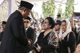 Presiden ke-6 Susilo Bambang Yudhoyono (kiri) berbincang dengan Presiden Ke-5 Megawati Soekarnoputri (kanan)(ANTARA FOTO/Olhe)