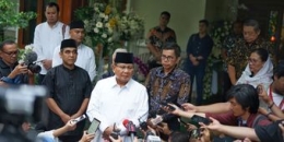 Prabowo Subianto memberikan keterangan pers seusai takziah di Puri Cikeas | Foto: Kompas/Kristian Ertanto