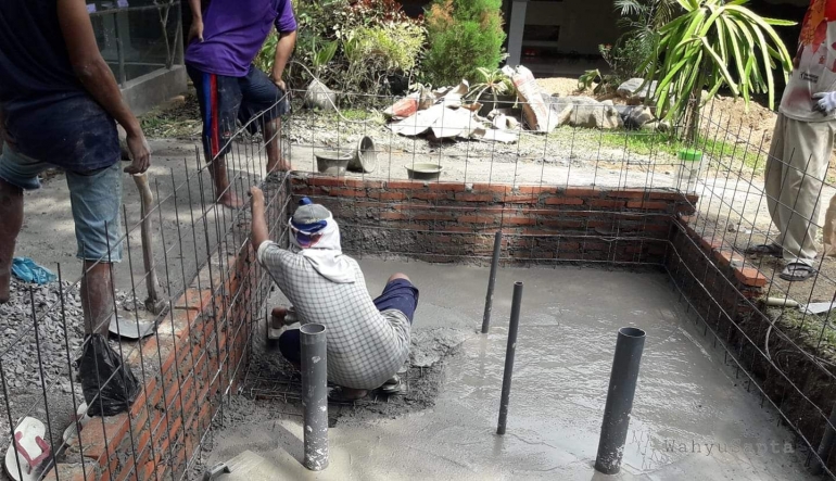 Mengaduk semen, membuat kolam, sudah biasa. Tak peduli panas menyengat. Tetap semangat, tetap berpuasa, meskipun berat dan menguras energi. (Dokpri).