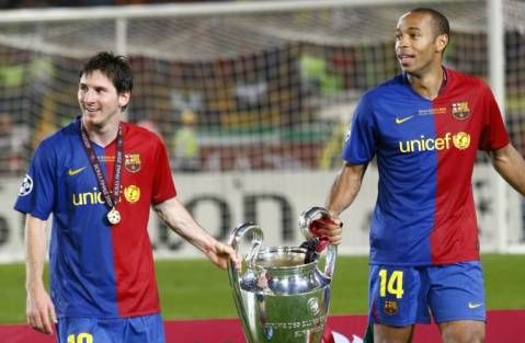 Henry dan Messi rayakan gelar Liga Champions. (Peringkatligainggris.com)