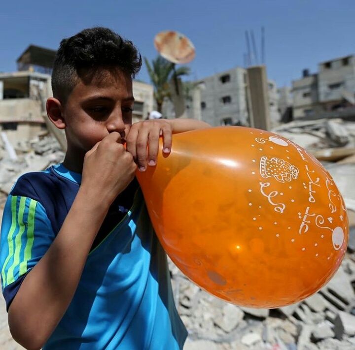 Anak Palestina meniup balon untuk merayakan Idul Fitri (dok.middleeast.eye)