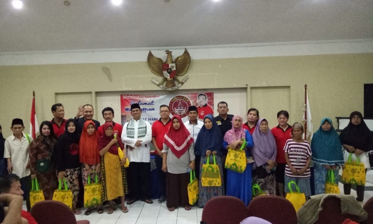 Forum Kalimantan Barat bersama Camat Tambora berfoto bersama warga kurang mampu | dokpri