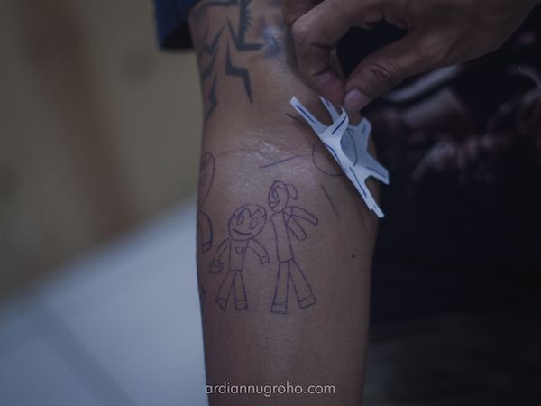 Gambar sketsa Abbey yang akan diubah menjadi tato di tangan Pringgo. (Dokumentasi pribadi)
