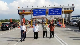 Presiden Jokowi meninjau proyek infrastruktur (sumber: https://akcdn.detik.net.id)
