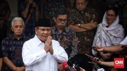 Prabowo Subianto saat bertakziah menyampaikan belasungkawa atas wafatnya istri SBY (CNN Indonesia/Hesti Rika)