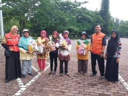 Berbagi parsel lebaran pada petugas penyapu jalan kampus USU Medan (Dok. Relindo Sumut 31/5/2019)